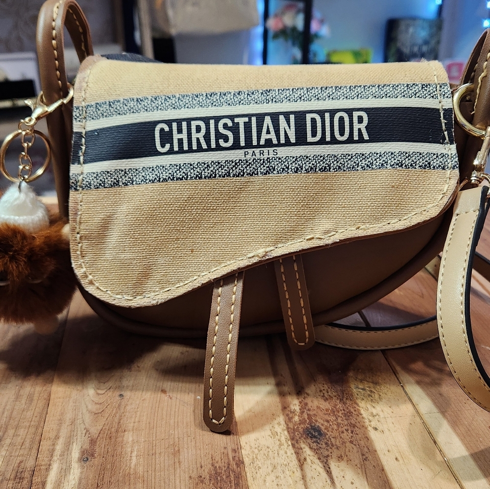 Saddleback Bag - Picture 2 of 15